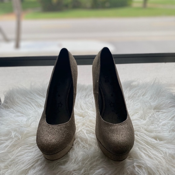 Gold heels - Picture 3 of 5